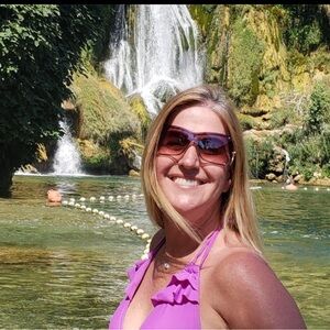 Meet your Posher, Laurie